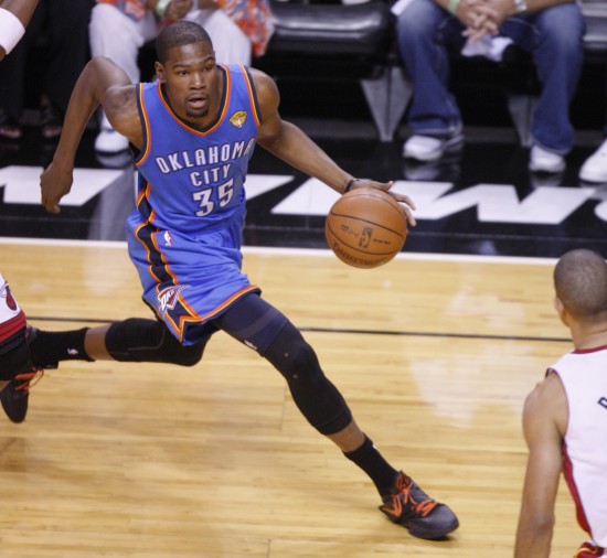 全网首发，足球纪录电影《决战梭鱼湾》明日12：00登陆爱奇艺（明日12：00，足球纪录电影《决战梭鱼湾》全网首发，上线爱奇艺）