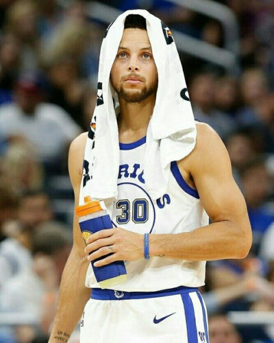 进球+造乌龙，麦克托米奈当选那不勒斯2-0卡拉巴赫全场最佳（麦克托米奈一球一造乌龙，那不勒斯2-0卡拉巴赫之战当选全场最佳）