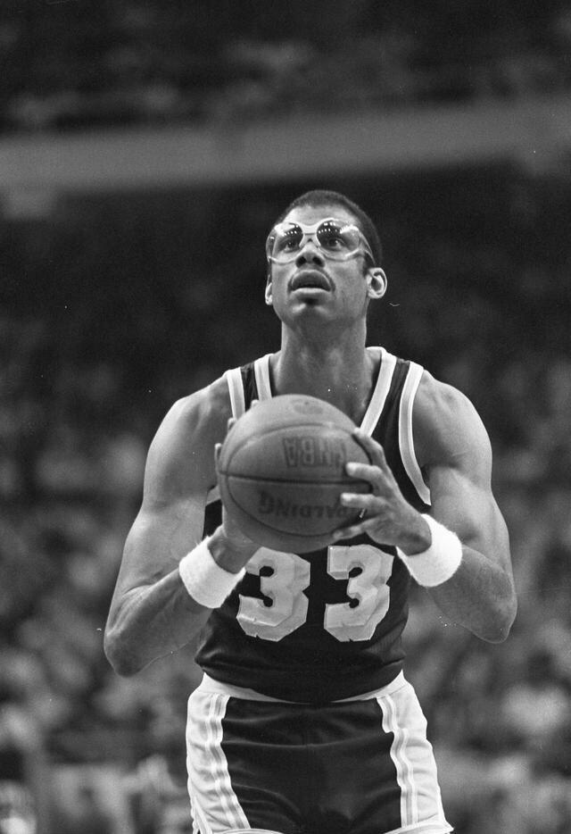 韩国女星穿曼联曼城球衣聚餐。左边是韩国国门金承奎...（韩国女星穿曼联与曼城球衣同桌聚餐，左侧为韩国国门金承奎）