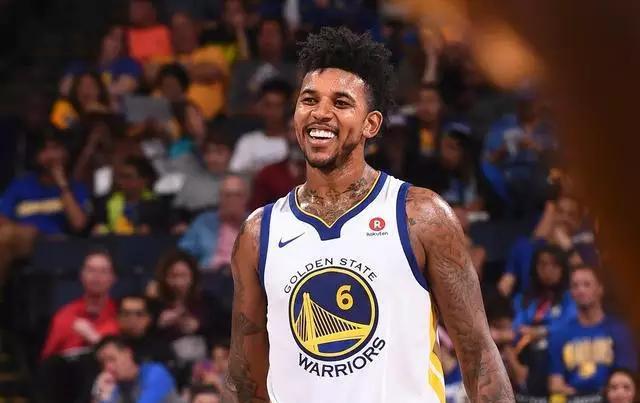 官方：皇家社会签下狼队前锋格德斯；据悉转会费为400万欧（皇家社会官宣引进狼队前锋格德斯，转会费约400万欧）