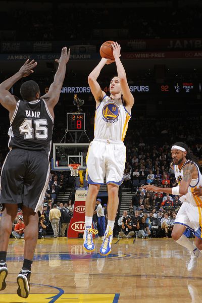 亚冠卡位生死战！布里兰主场无敌争出线，江原FC客场搏命追积分（亚冠关键卡位战：布里兰主场强势冲击出线，江原FC客场背水抢分）